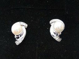 Lobo Oro Bianco 750&permil;con Perle In Cornice Di Brillantini.