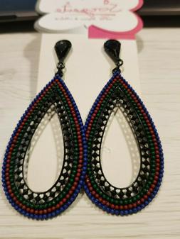 Donna Con Pendolo A Goccia Con Perline Colorate