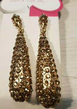 Donna Con Pendolo A Goccia Brillantini Color Oro Ramato