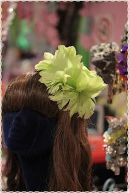 Cerchietto da cerimonia verde pistaccio con piume vere *circ