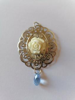 Ciondolo di filigrana con fiore bianco in resina, strass e s