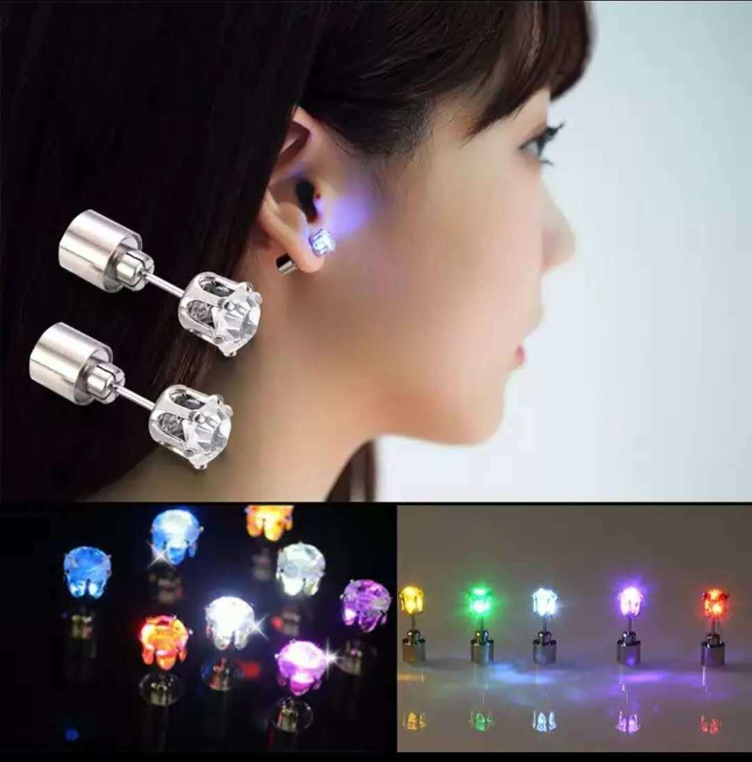 1 coppia orecchini perno acciaio luce led