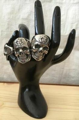 anello teschio con faccia in fronte