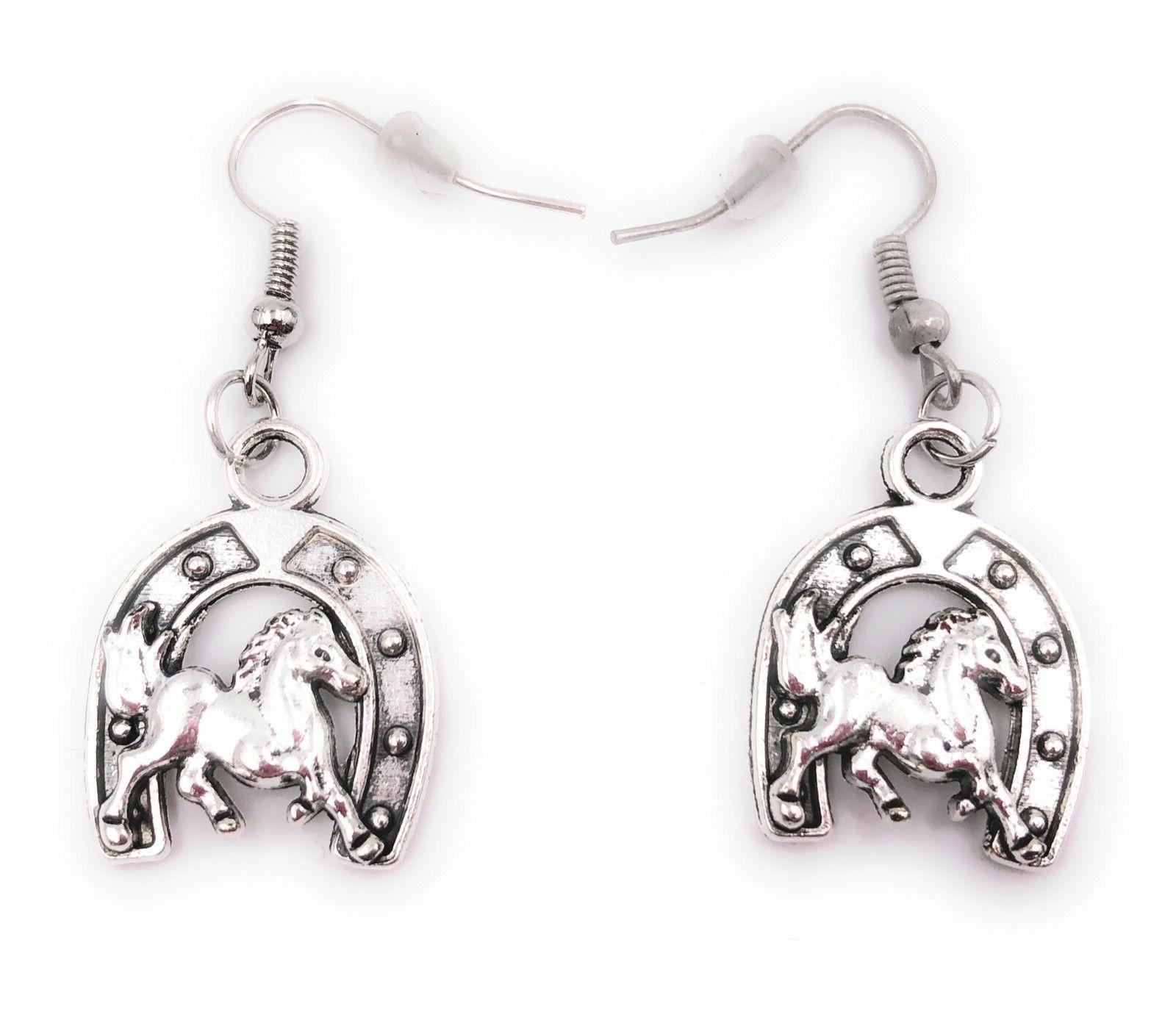 cavallo con ferro di cavallo orecchini ciondolo