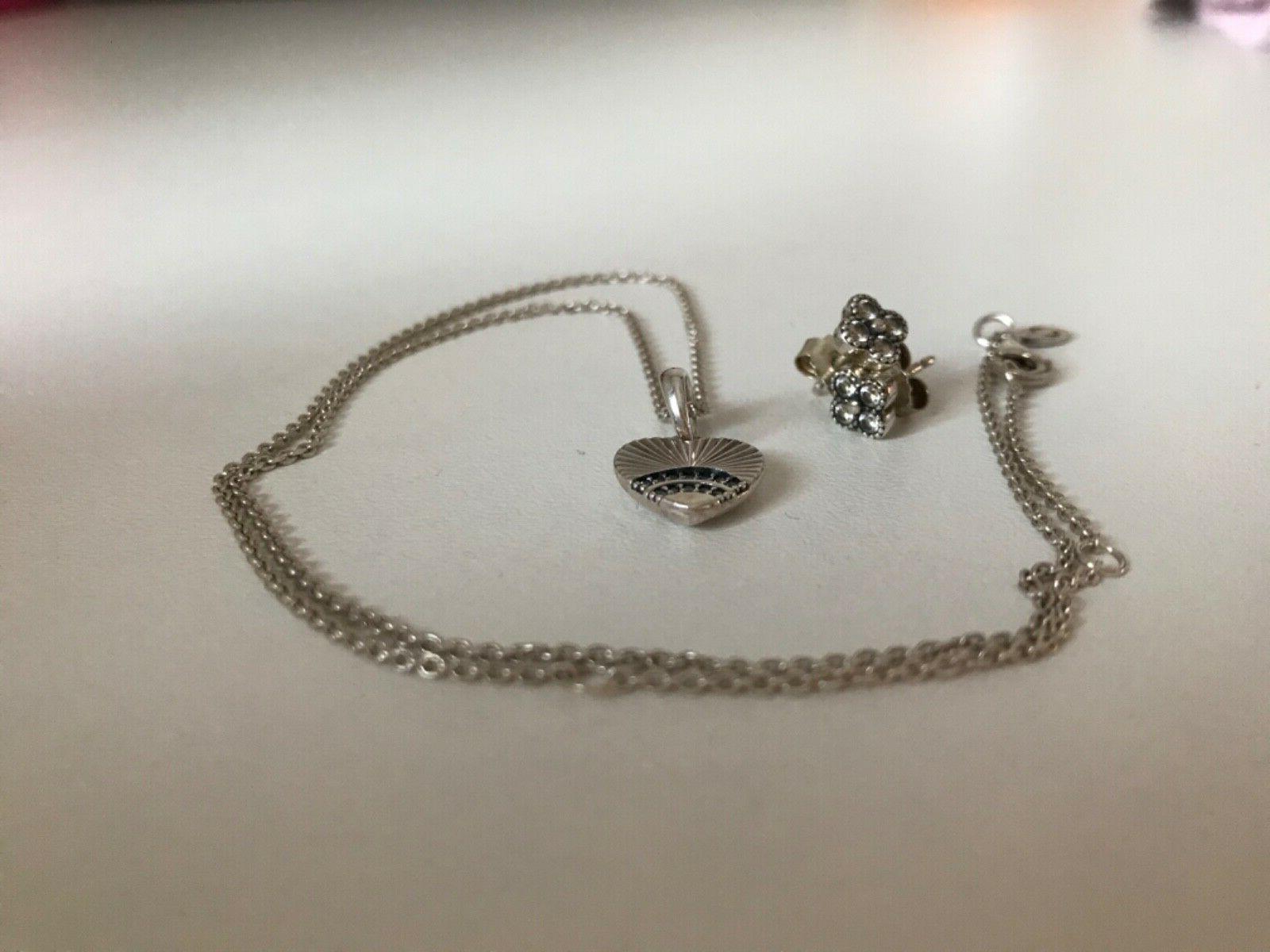 collana con ciondolo e orecchini