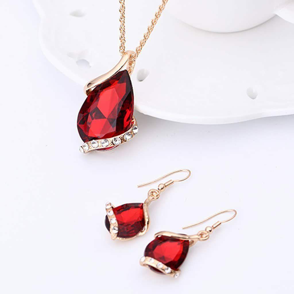 collana da donna e orecchini pendenti in