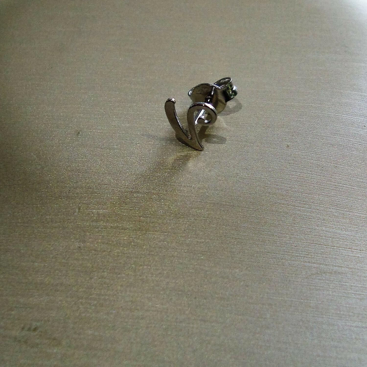 mono orecchino lettera v oro bianco lucido