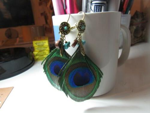 orecchi di piume di pavone