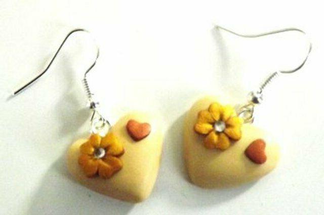 orecchini a forma di cuore in fimo