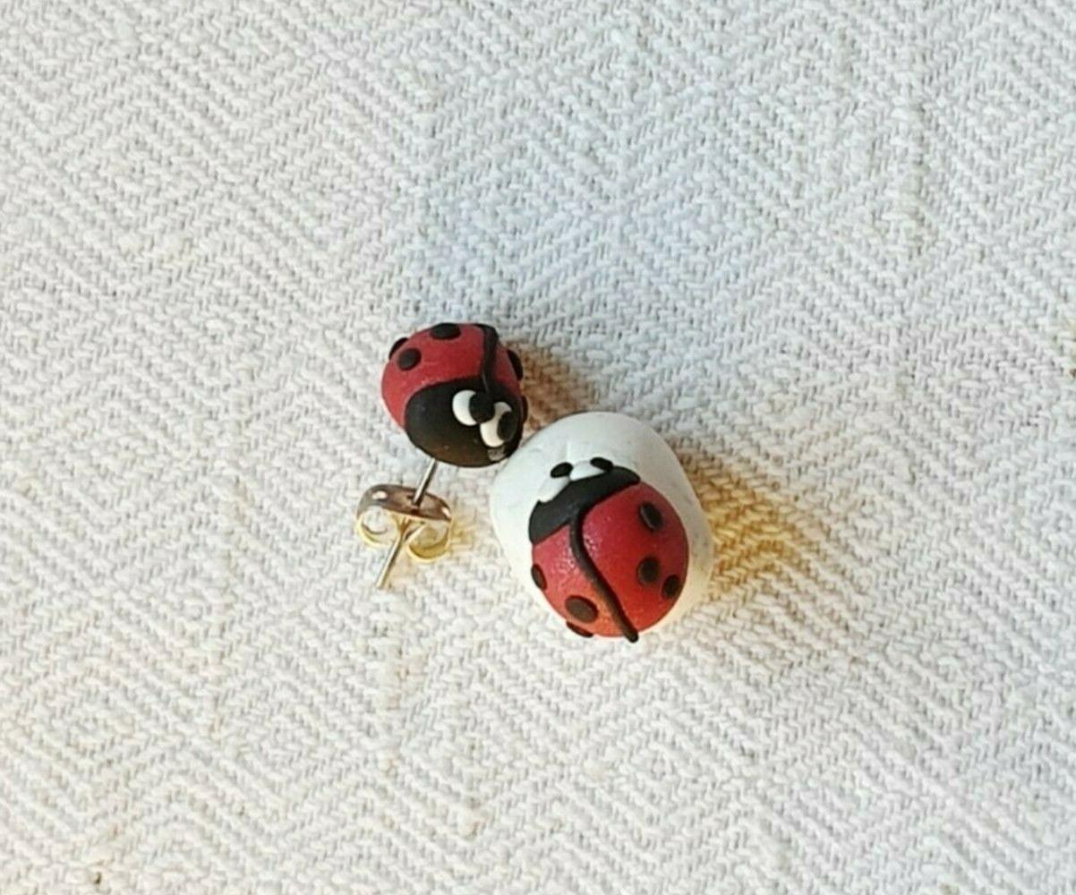 orecchini a lobo con perno coccinelle in