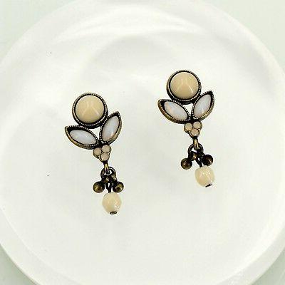 orecchini a perno dorato piccolo fiore beige