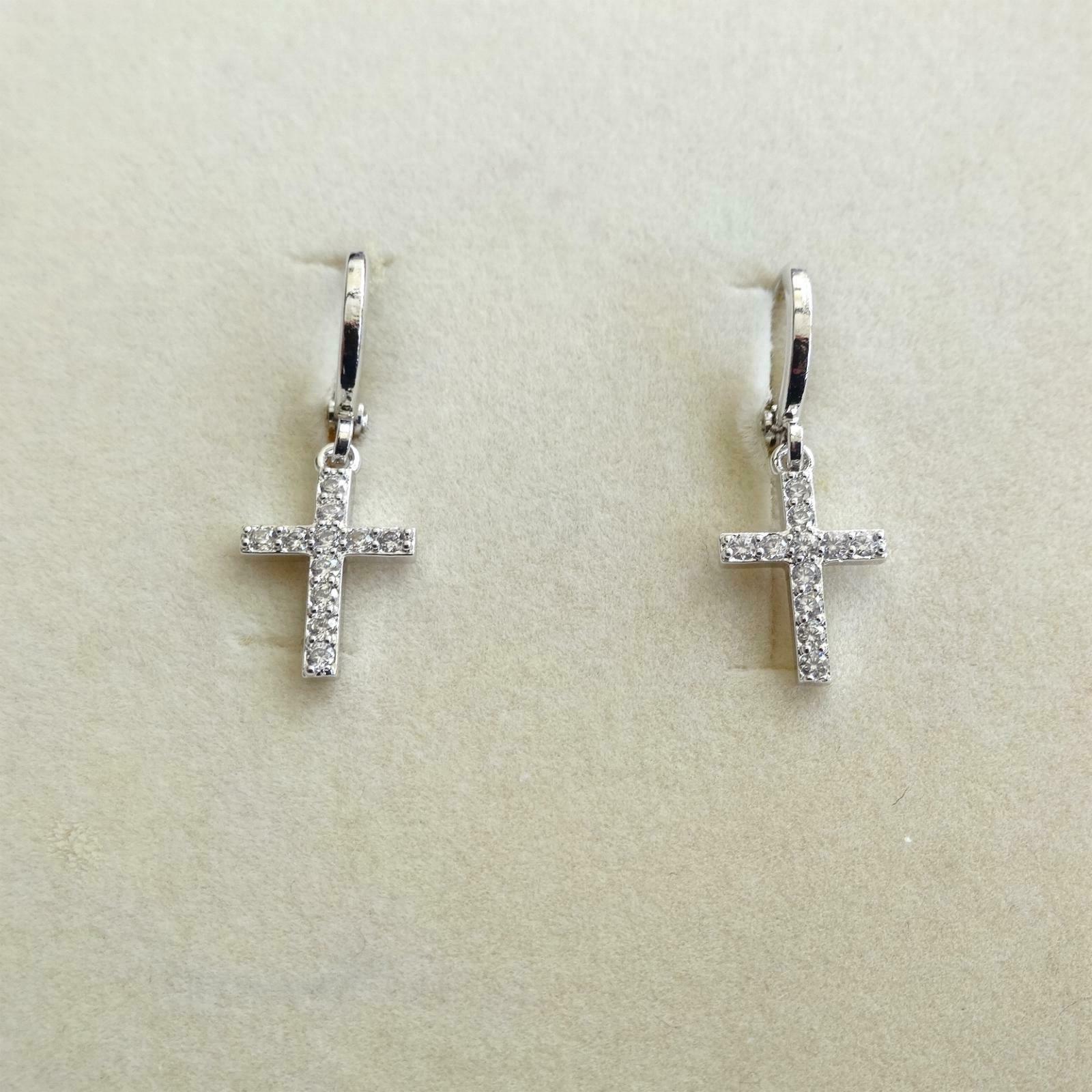 orecchini cerchi colore argento mini croce pendente