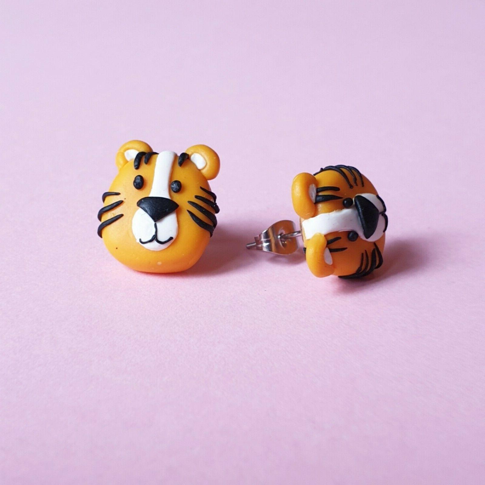 orecchini con perno tigri in fimo modellati