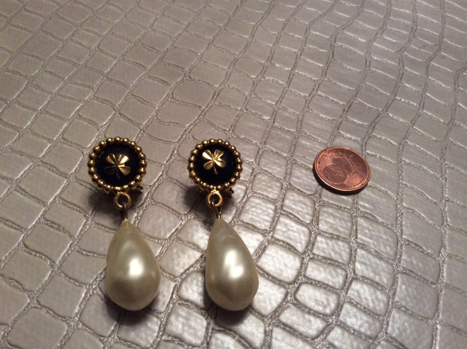 orecchini dorati con perle