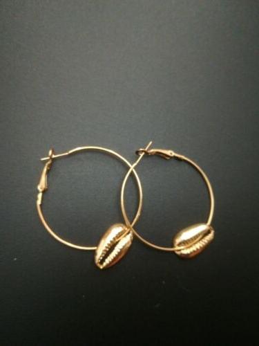 orecchini grandi a cerchio con conchiglia dorati