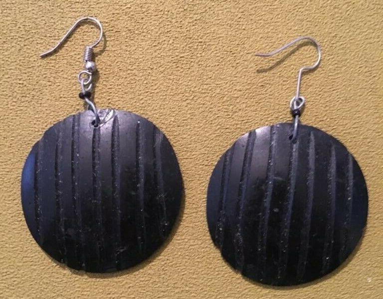 orecchini in legno di cocco etnici intagliati