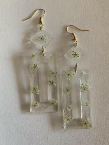 orecchini in resina con fiori