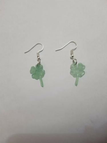 orecchini in resina verde quadrifoglio