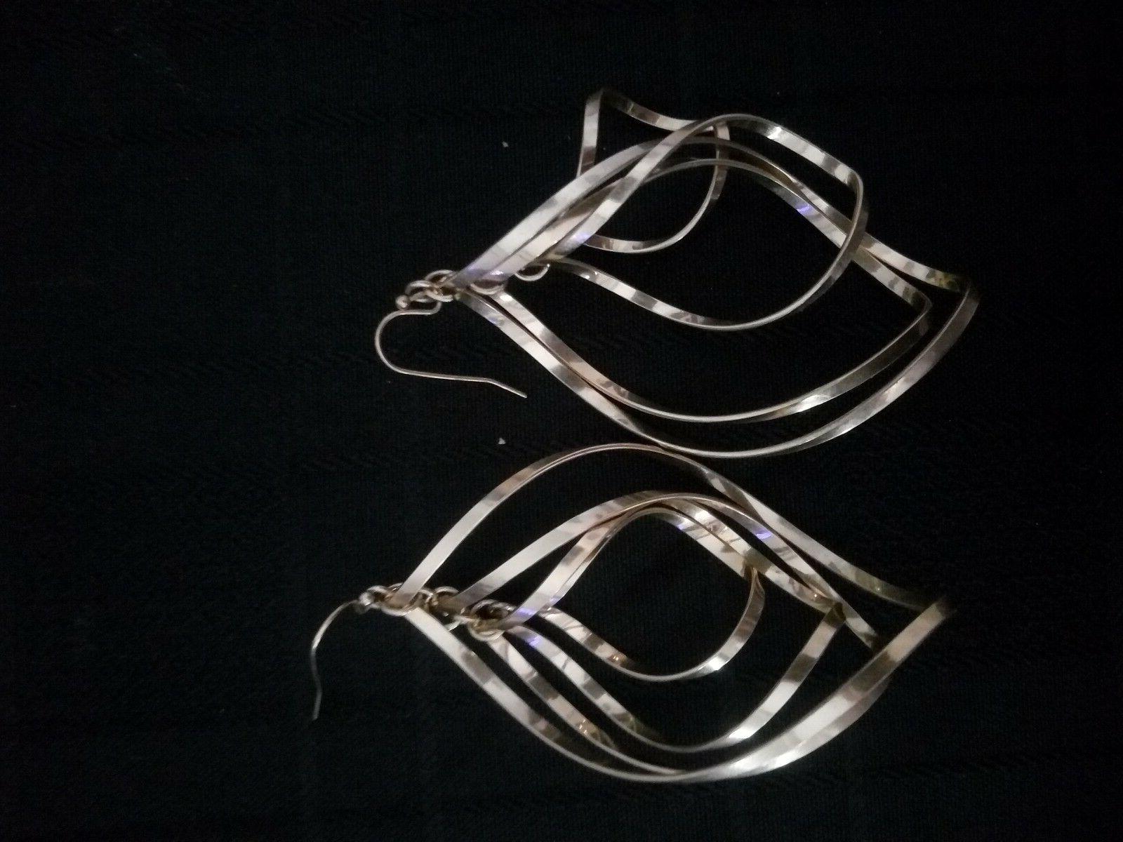 orecchini lunghi pendenti color oro molto chiaro