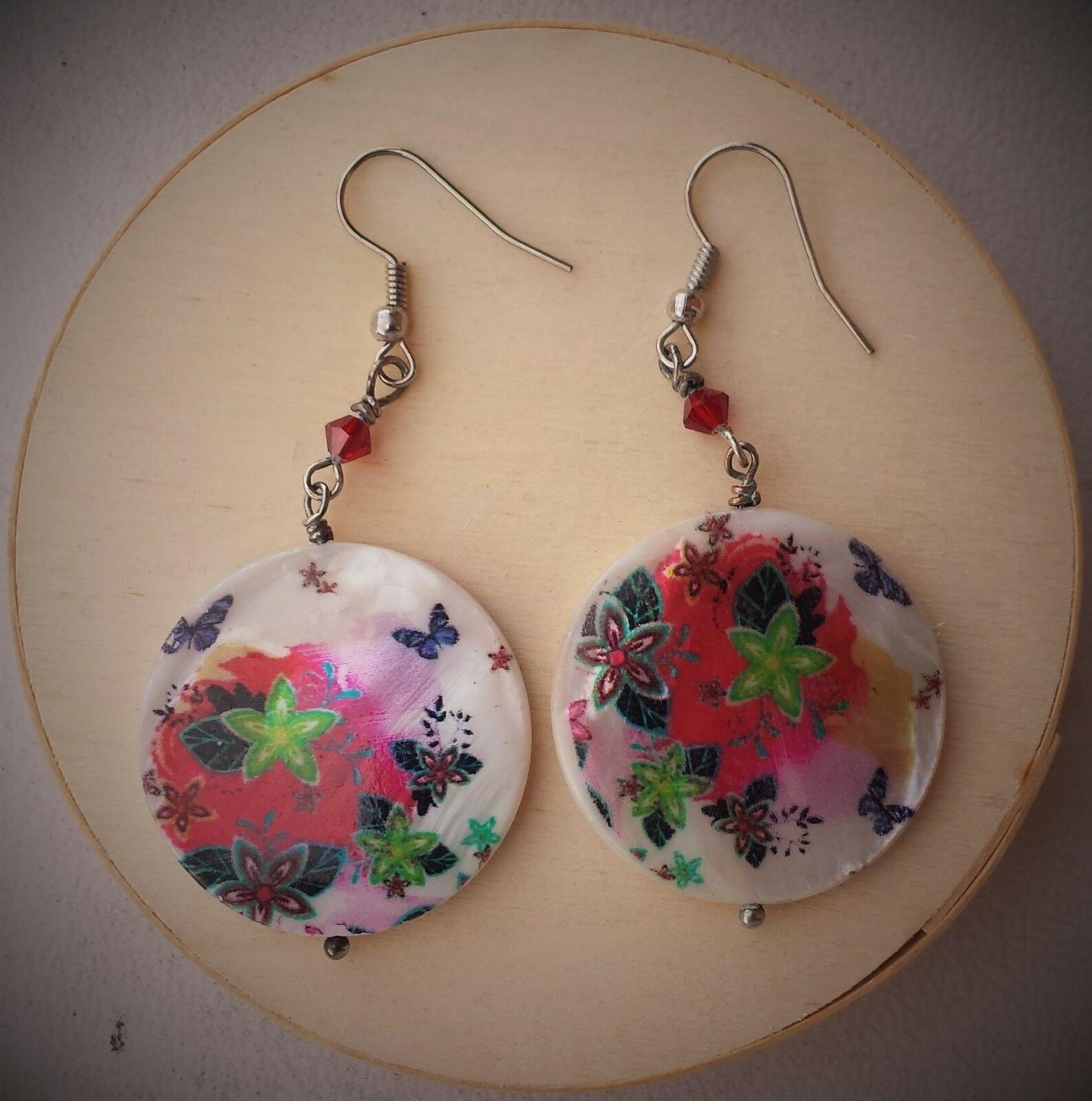 orecchini madreperla stampata a motivo di fiori