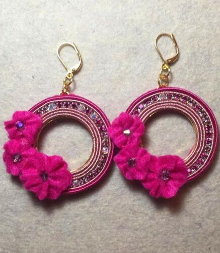 orecchini pendenti a cerchio rosa con zirconcini