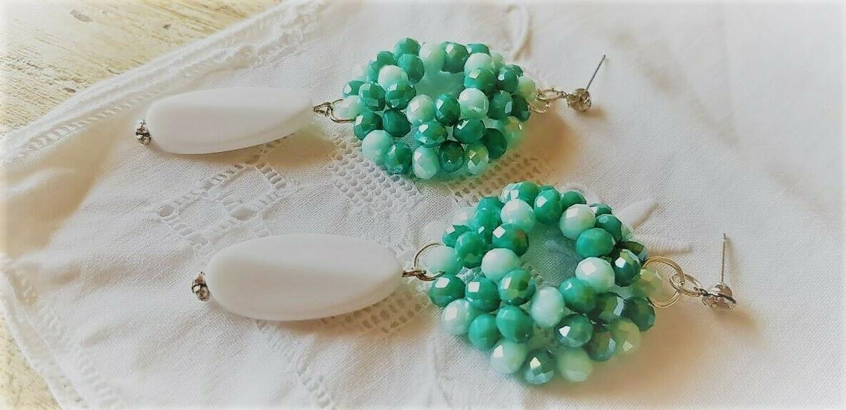 orecchini pendenti bianchi e verdi fatti a