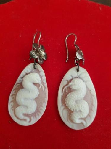 orecchini pendenti con cammeo conchiglia serpente inciso