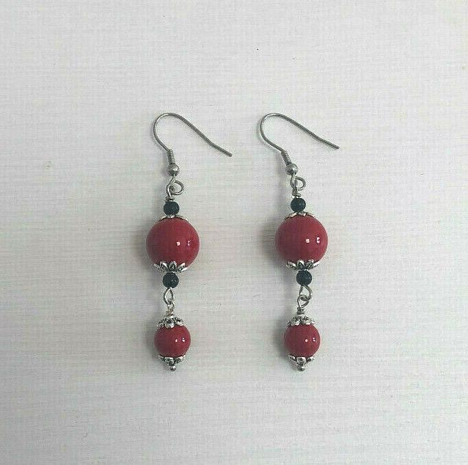 orecchini pendenti con pietre rosse