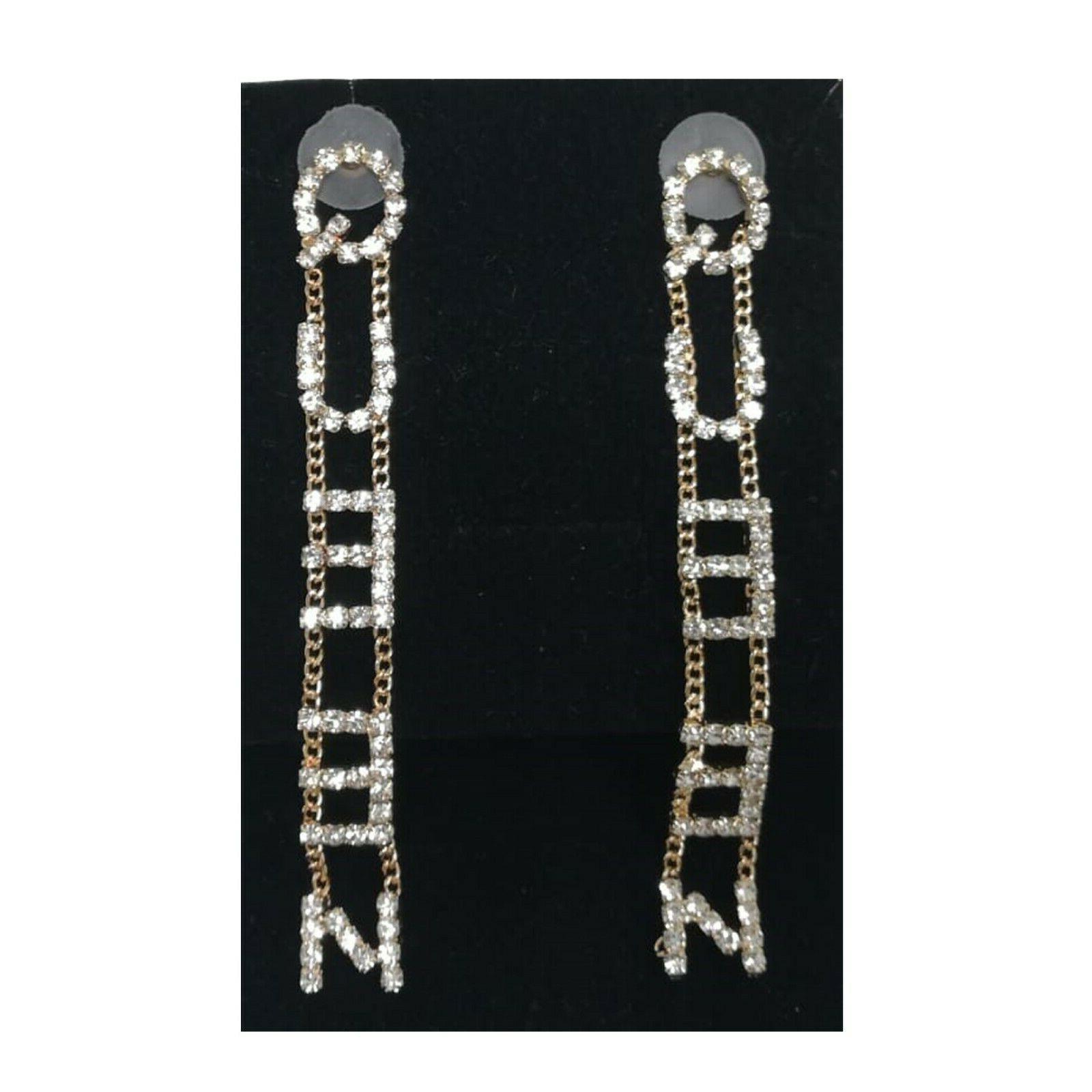 orecchini pendenti con strass neutri scritta queen