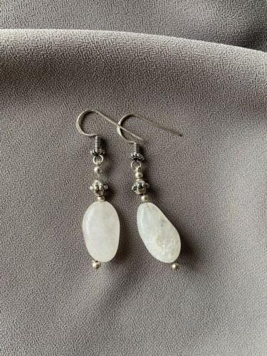 orecchini pendenti in pietra di luna fatti