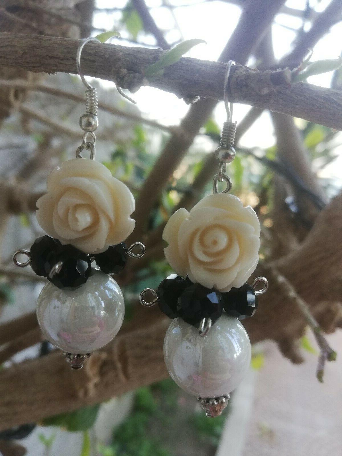 orecchini pendenti whithe rose tono argento perle