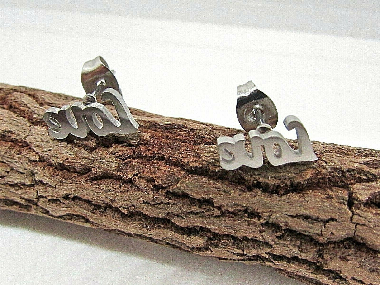 orecchini piccoli a lobo con scritta love