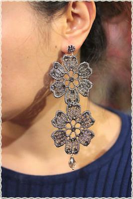 orecchini pizzo macrame color grigio con pendenti