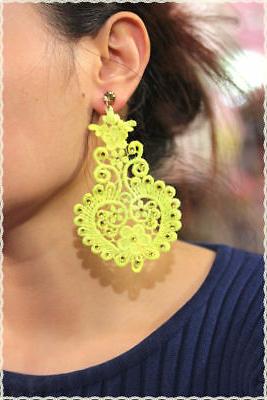 orecchini pizzo macrame fluo giallo con pendenti