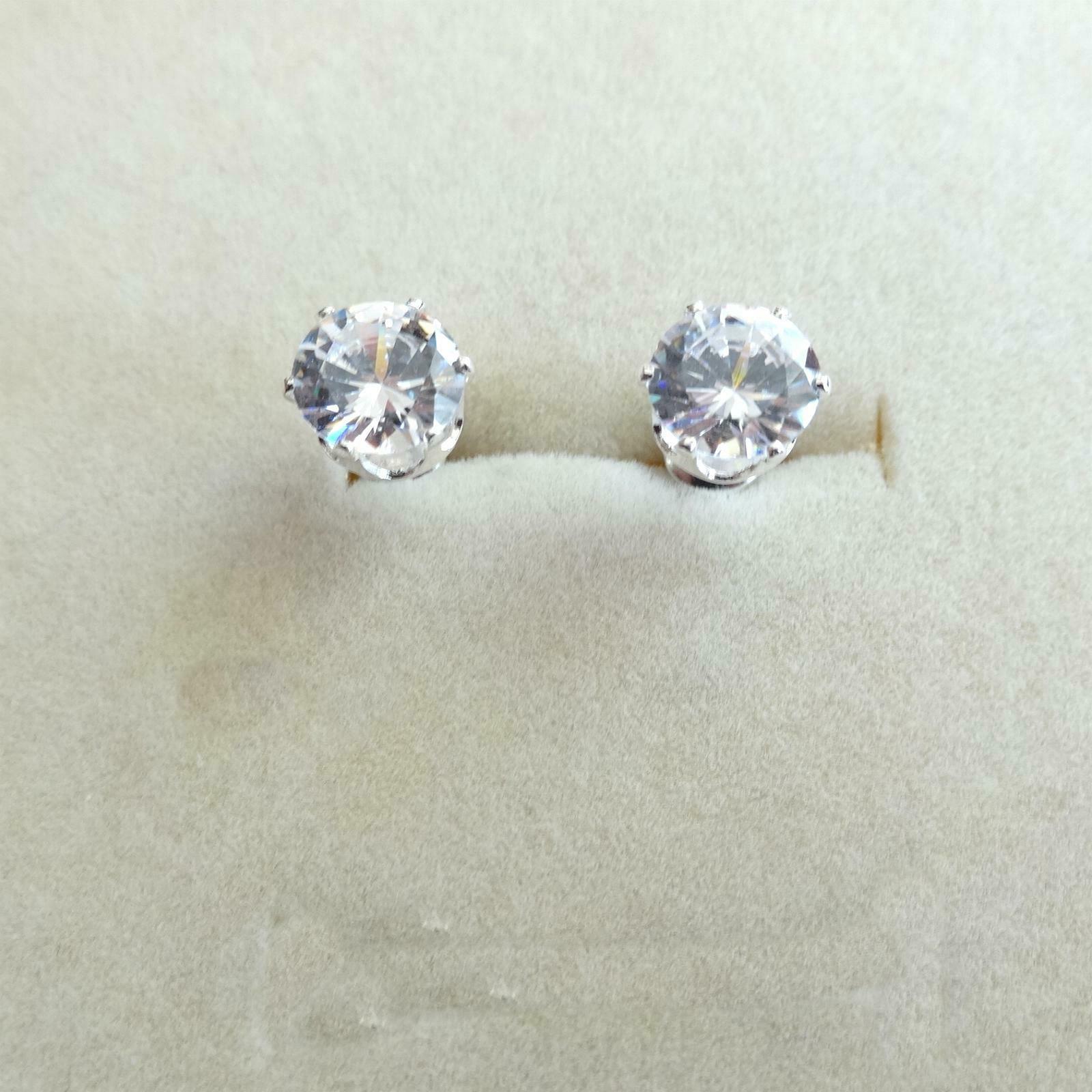 orecchini punto luce colore argento con zircone