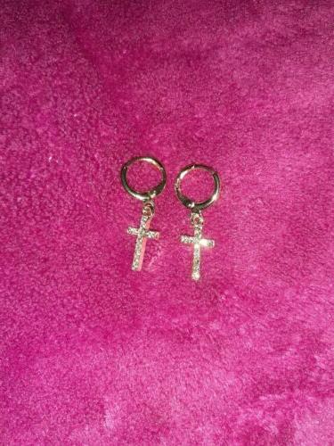 orecchini ragazza donna con croce con brillantini