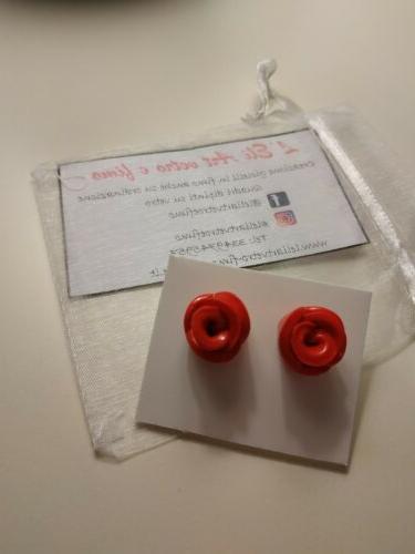 orecchini rose rosse in fimo fatti a