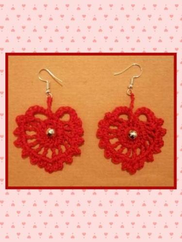 orecchini rossi a cuore realizzati uncinetto con