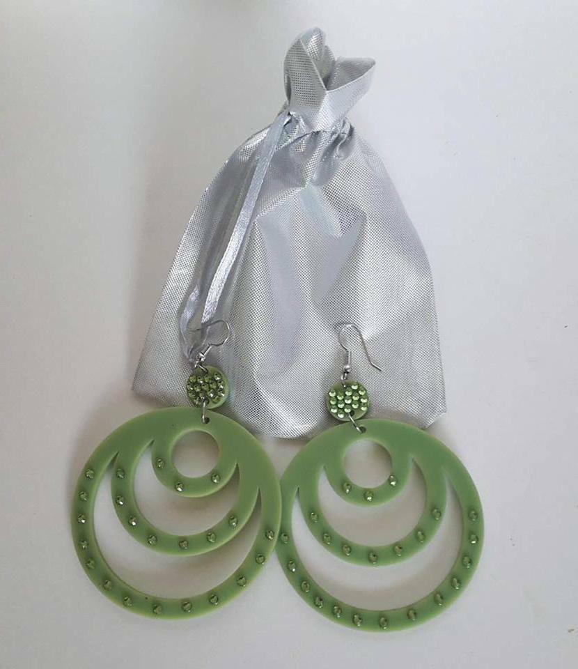 orecchini rotondi color verde con strass