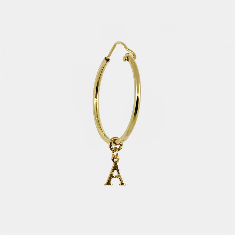 orecchino a cerchio con lettera pendente in