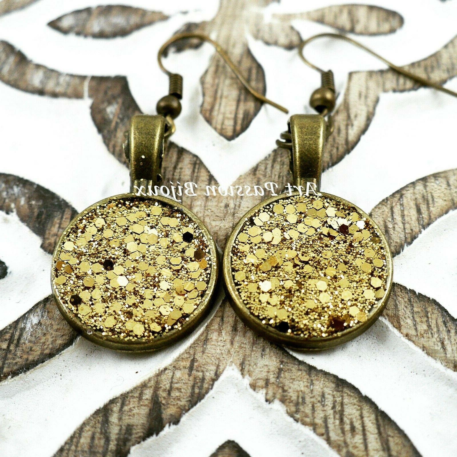 piccoli orecchini con glitter color oro fatti