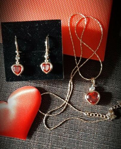 set di gioielli con zirconi rossi a