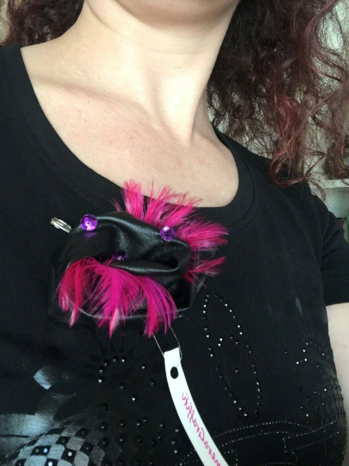 spilla in ecopelle pailettes e piume