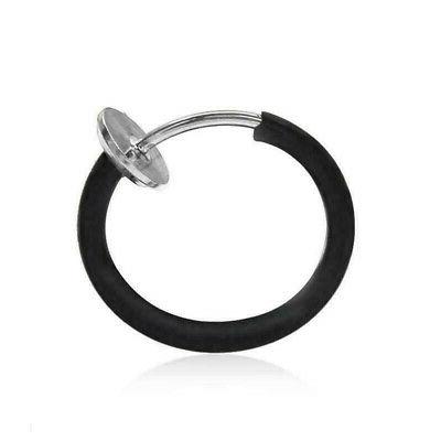 un orecchino a clip on nero finto