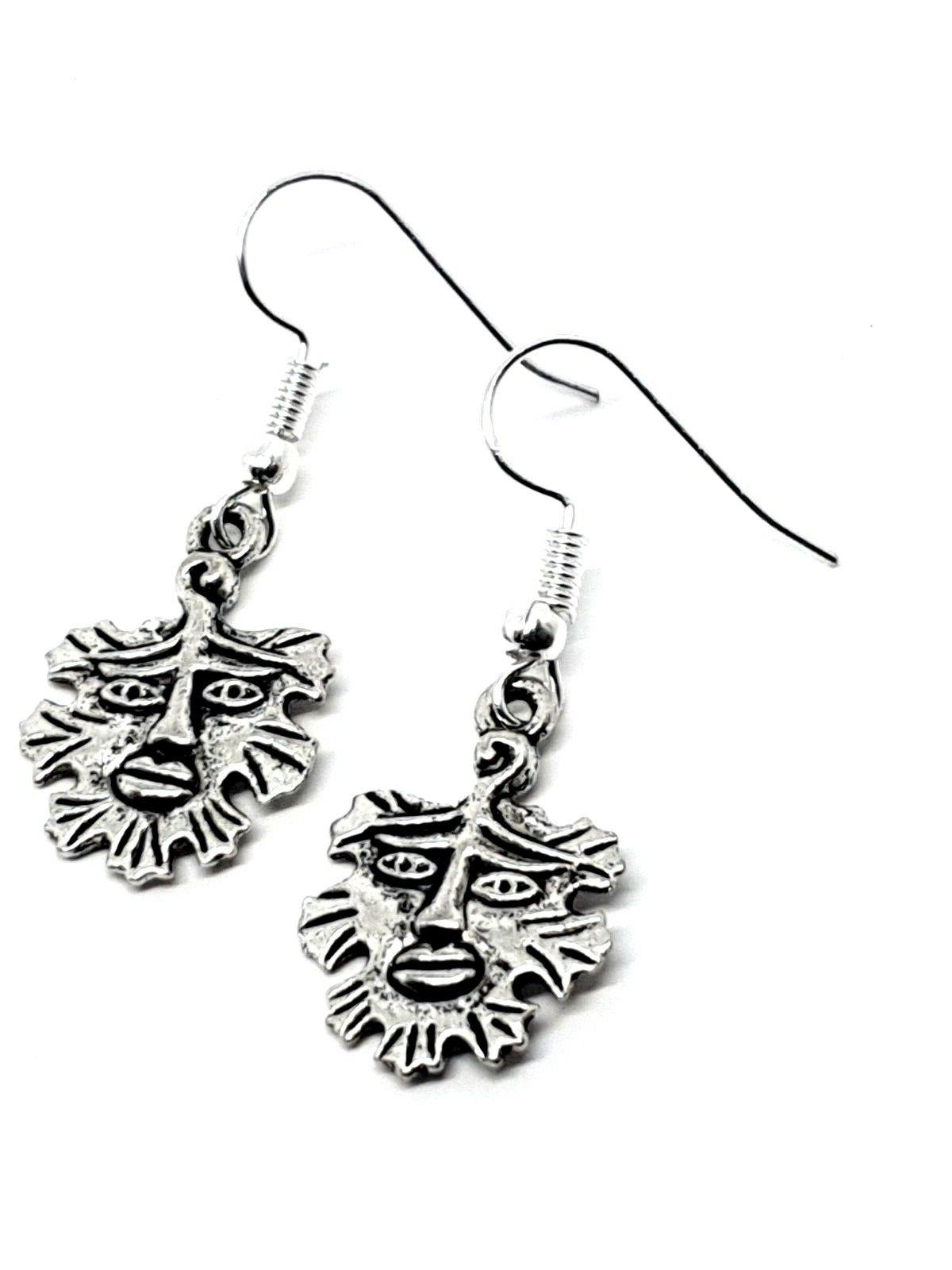 uomo verde orecchini argento antico front facing