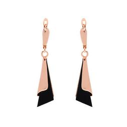 La piramide a triangolo della goccia dell'acqua lungo ciondo