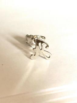 Mono orecchino lobo corsivo lettera singola iniziale argento