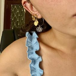 A Cerchio Con Piccolo Pendente A Forma Di Rosa Stilizzata. A