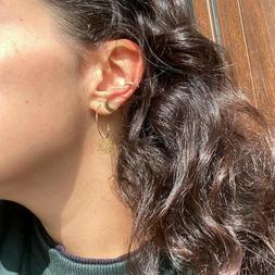 A Cerchio Con Piccolo Pendente A Forma Di Rosa Stilizzata.or