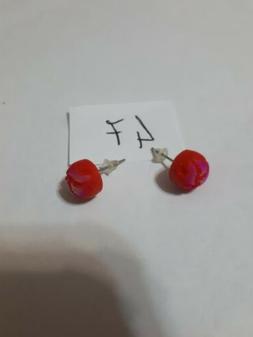 Bambina Pallina Rossa Con Crepe Colorate